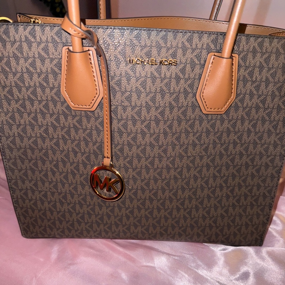 Like NEW MK purse.